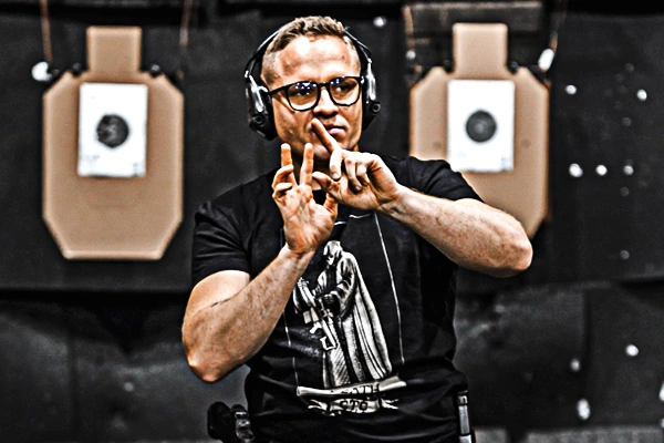 „Stand up z bronią” czyli o o szeroko pojętej jakości w strzelectwie. „Stand up z bronią” czyli o o szeroko pojętej jakości w strzelectwie.
