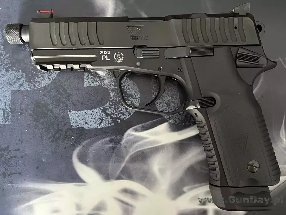 Sprzedam pistolet VIS 100 M1 z gwintem na lufie. Nowy zestaw fabryczny, poza fabryką nie wąchający prochu.